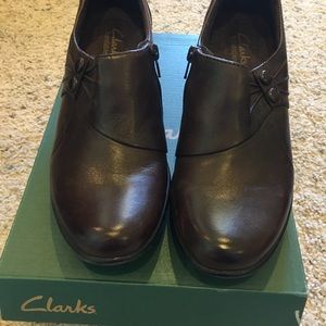 Ladies brown leather dress shoes 6M Clarks